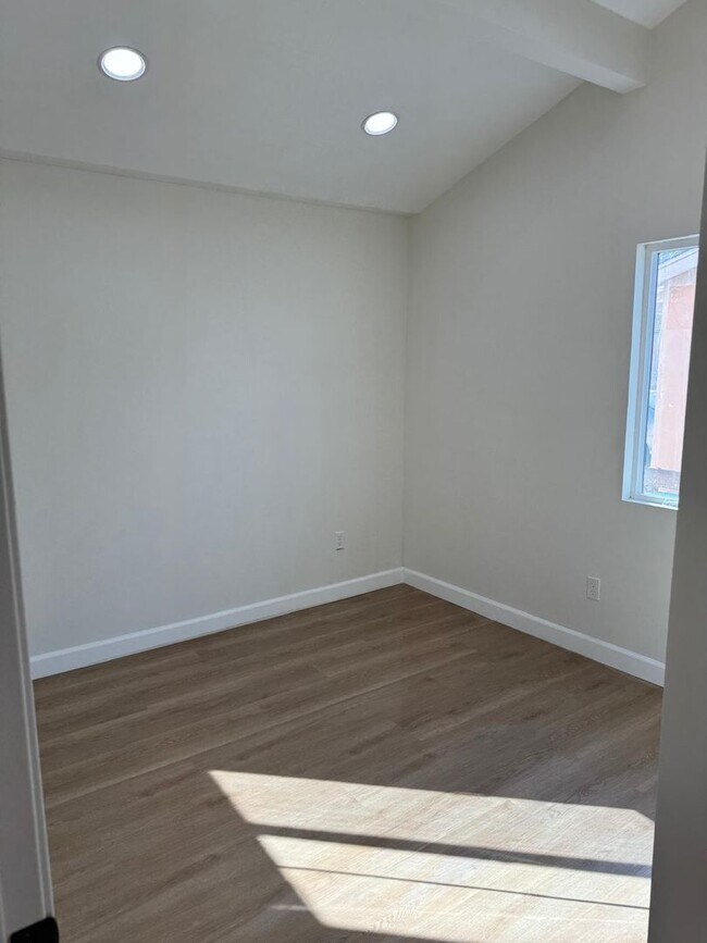 Building Photo - 1 bedroom 1 bath brand new ADU Style home.