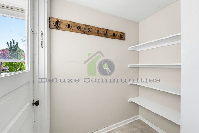 Building Photo - 934 Hovey St SW