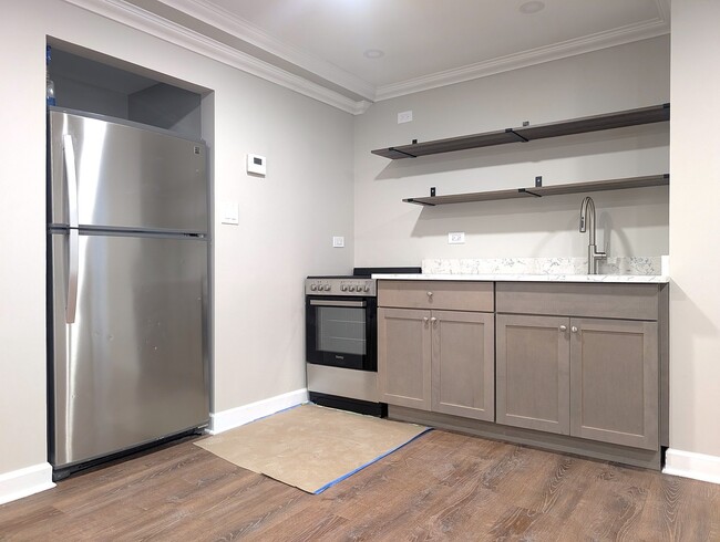 Building Photo - 300 S Austin Blvd