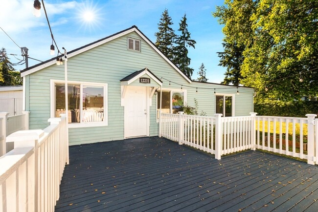 Building Photo - White Center/Burien 3 Bedroom Rambler - Large Fenced Yard
