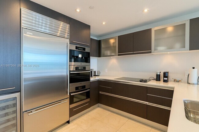 Building Photo - 17001 Collins Ave