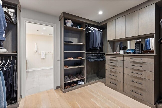 Building Photo - 850 W Adams St