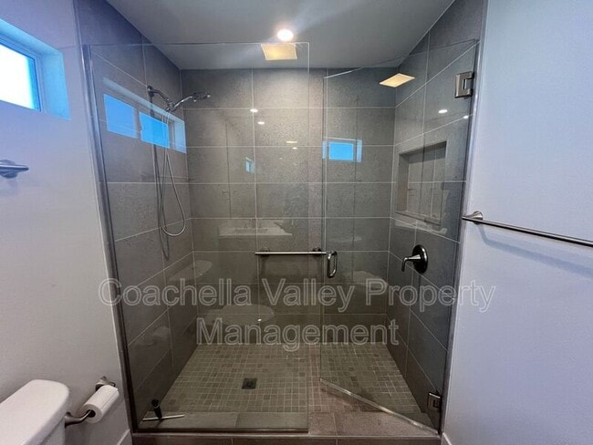 Building Photo - 835 Nueva Vista Dr S