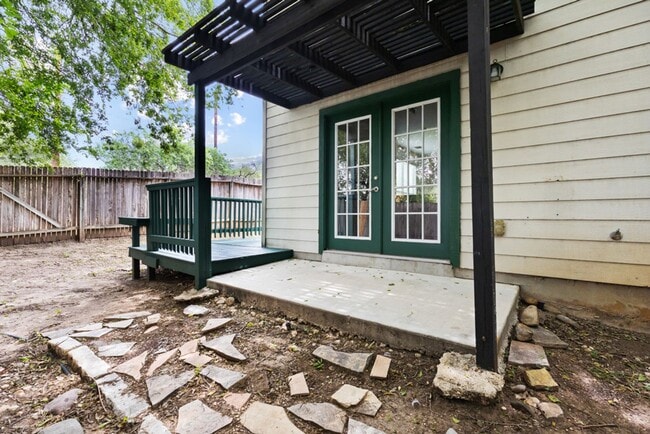 Building Photo - 3 Bedroom2.5 Bath The Plaza Subdivision