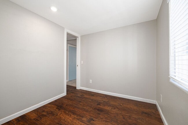 Building Photo - Beautifully Upgraded 2 Bedroom Starter Home!