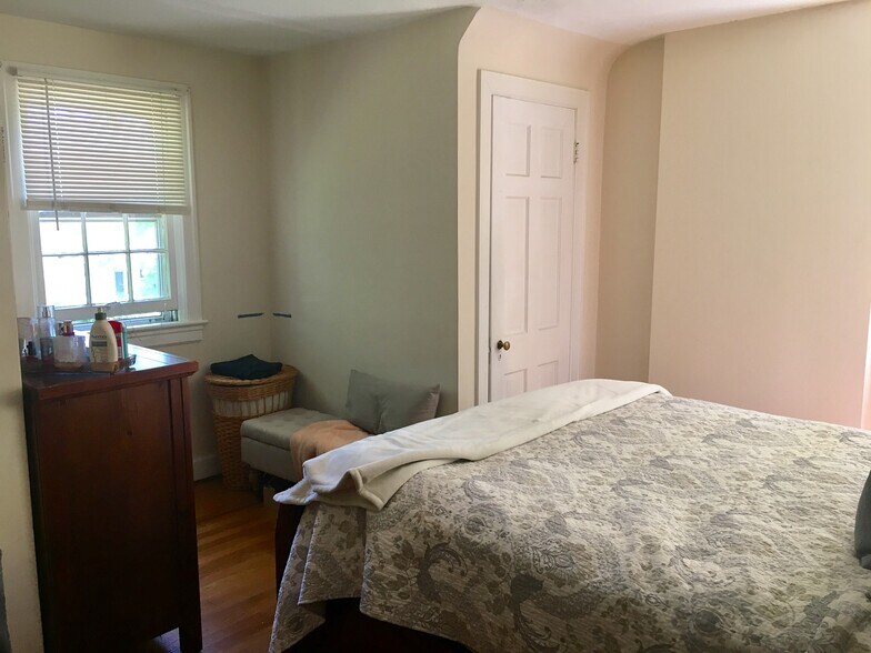 Master bedroom - 128 Barberry Lane