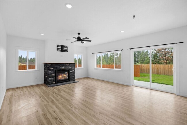 Building Photo - Gorgeous Grandview 5 Bedroom 3 Bath Luxury...