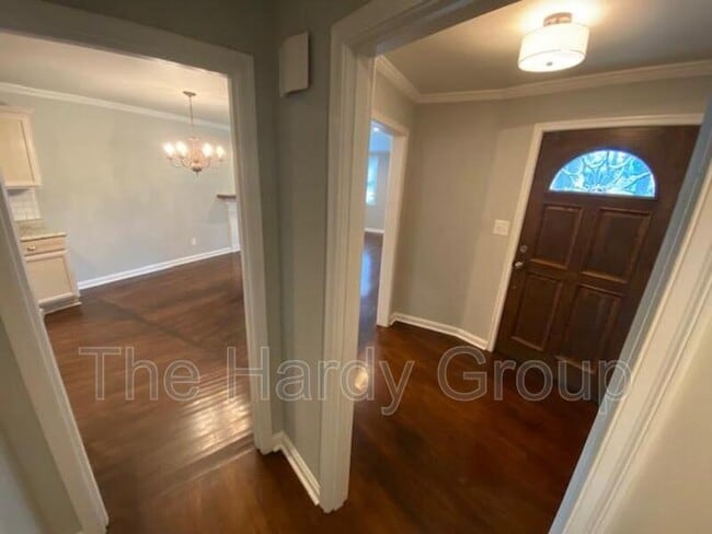 Building Photo - 934 McKellar Dr