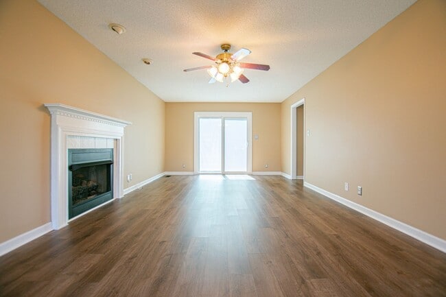 Building Photo - Pet Friendly Three Bedroom with Bonus!