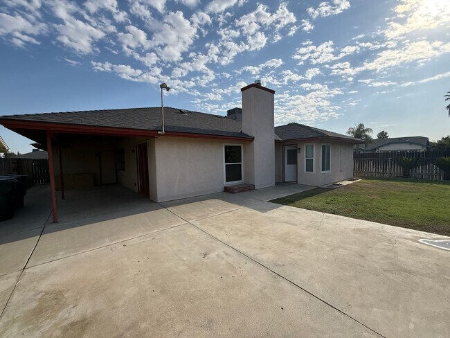 Building Photo - SW Corner Lot Home!