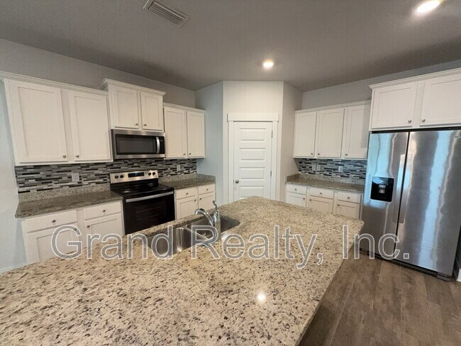 Building Photo - 5869 Danbury Blvd