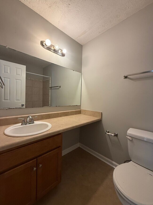 Building Photo - Completely Renovated 2 Bedroom / 2 Bathroom Apartment!