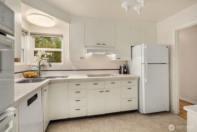 Building Photo - 5035 47th Ave NE