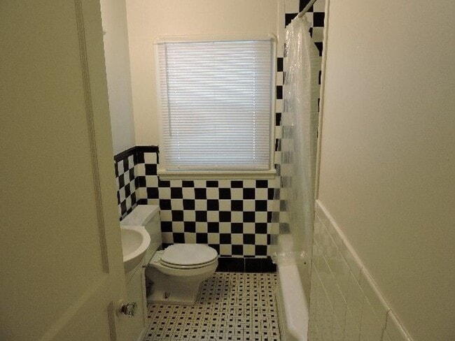 Building Photo - Fantastic 1/2 of Duplex in Desirable Garde...