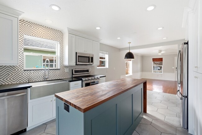 Building Photo - 574 Pugsley St