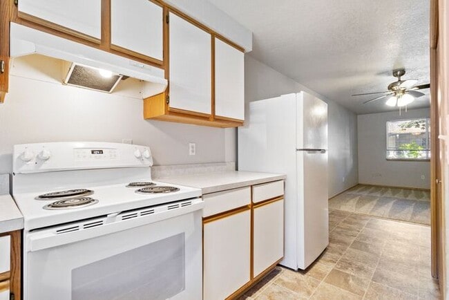 Primary Photo - Large 2 bed 1.5bath townhouse