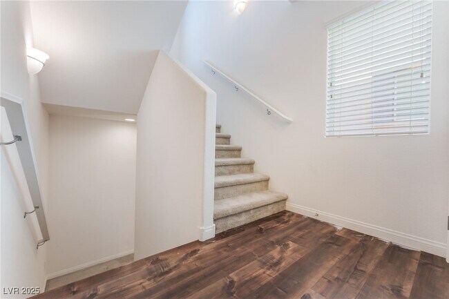 Building Photo - 10529 Headwind Ave