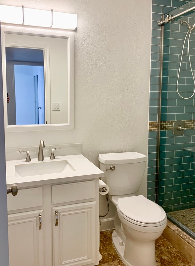 Building Photo - 8546 E Bellview St