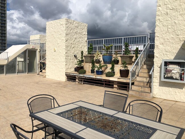 Building Photo - 1/1/2 - Penthouse Unit- Utilities Included - Large Covered Lanai w/Ocean & City Views