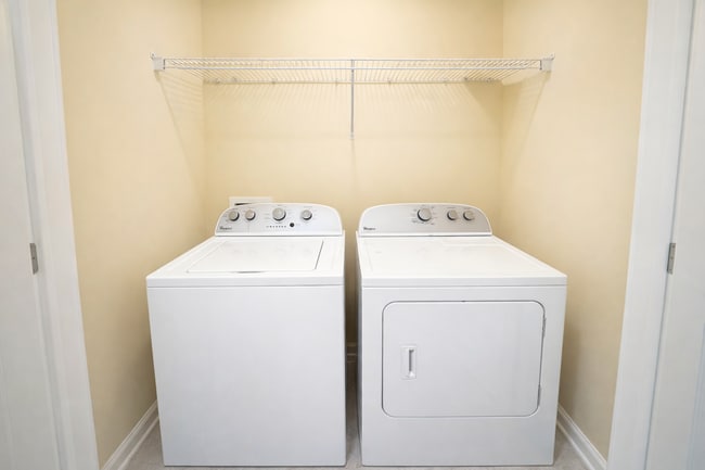 Building Photo - Gated Johns Creek End-Unit Townhome | 3BR / 3.5BA | Minutes to Avalon & GA-400