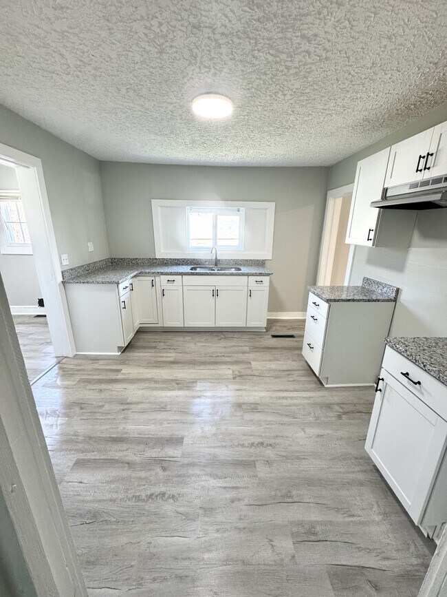 Building Photo - 105 Trail Dr