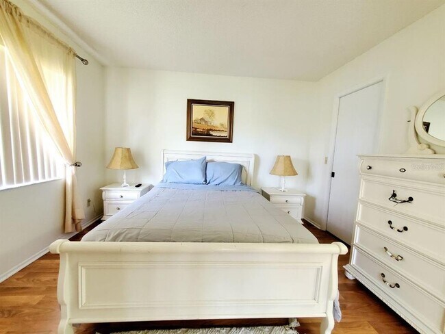 Building Photo - 20 Woodlake Pl