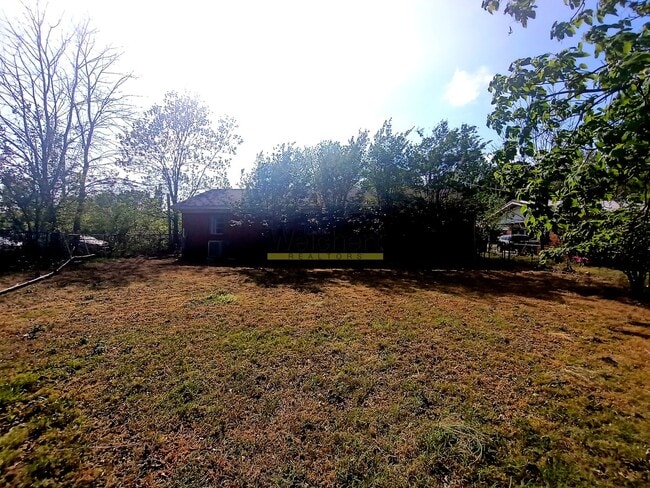 Building Photo - Remodeled 3bed/1bath with fenced backyard