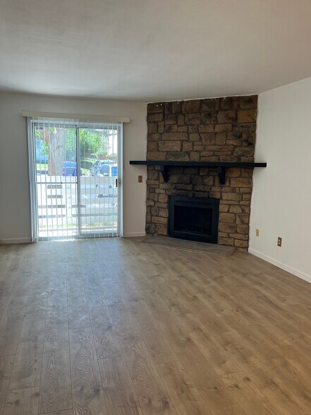 Living area - 8555 Fairmount Dr