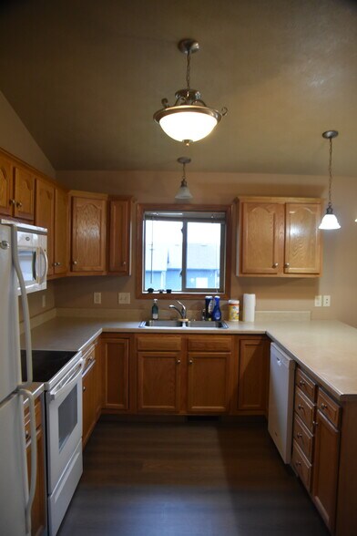 Building Photo - 8102 S Hughes Ave