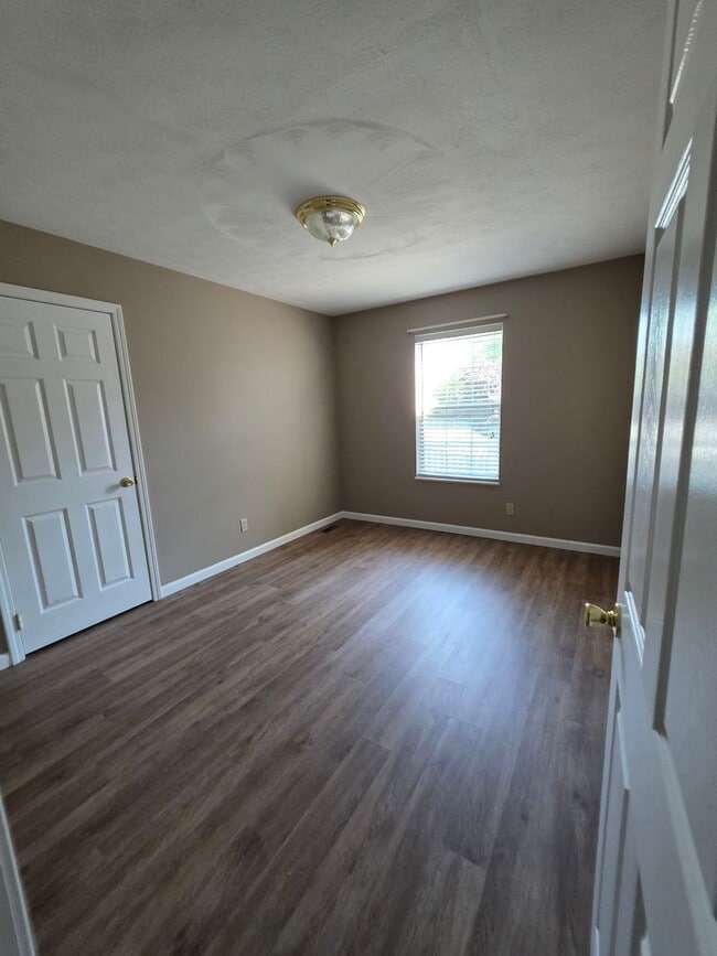 Building Photo - 1012 Willow Creek Cir