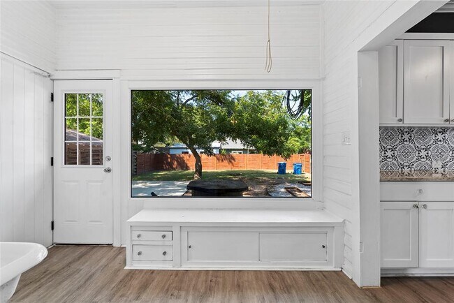 Building Photo - 108 N Ave B