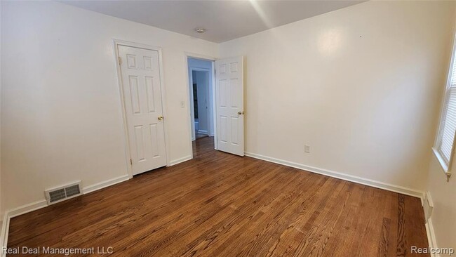 Building Photo - 49 E Fairmount Ave