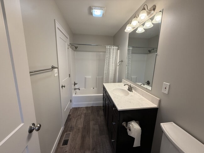 Building Photo - 408 Creekview Dr