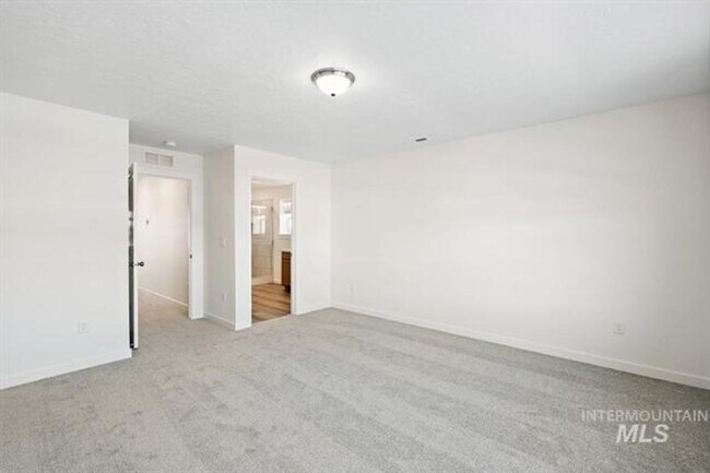 Building Photo - Adorable Townhome in South Meridian