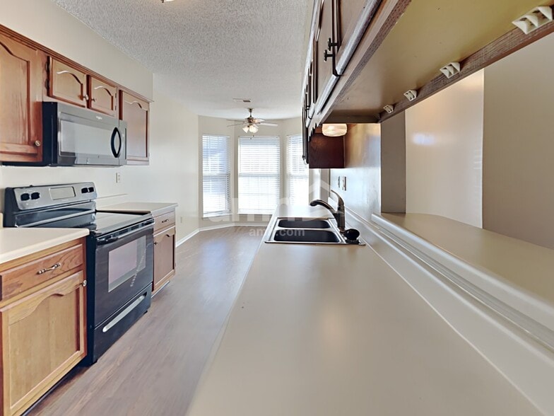 Building Photo - 10452 Kristen Dr S