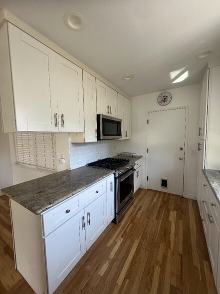 Building Photo - 221 N Orange Ave