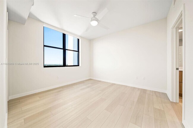 Building Photo - 555 NE 8th St