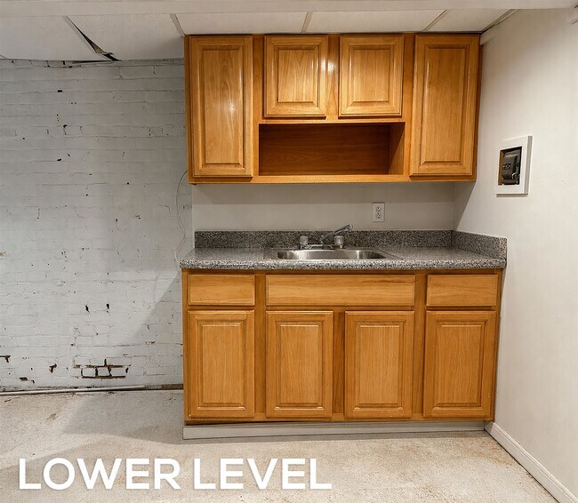 Building Photo - 18 Howard Pl