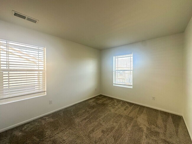 Building Photo - East Facing 3bd 2.5ba paired home in Sende...