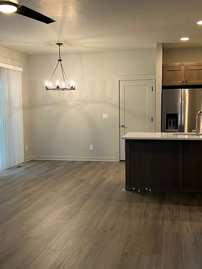 Building Photo - 3 Bedroom / 2.5 Bathroom Townhome in The Dry Canyon Community