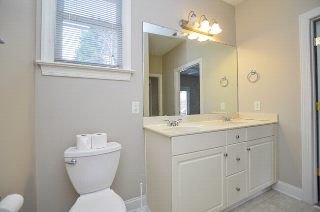 Building Photo - 986 Blakeley Walk