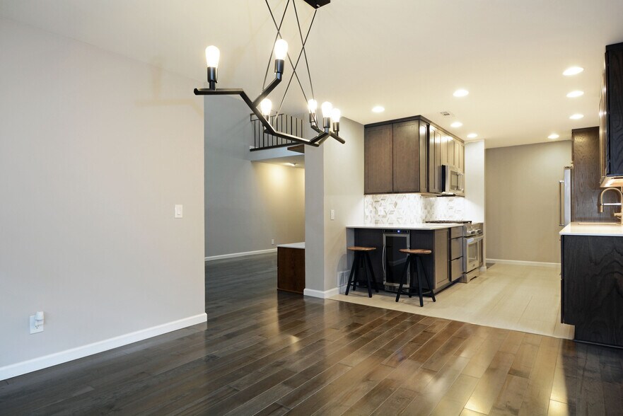 Building Photo - 5536 Village Dr