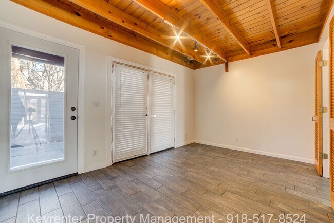 Building Photo - 2 Bed 2.5 Bath Right off Cherry Street!!