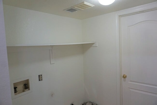 Building Photo - Cozy 3 bedroom home