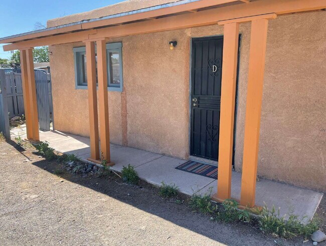 Building Photo - Unbelievable Old Town 1bd! Private compound casita!