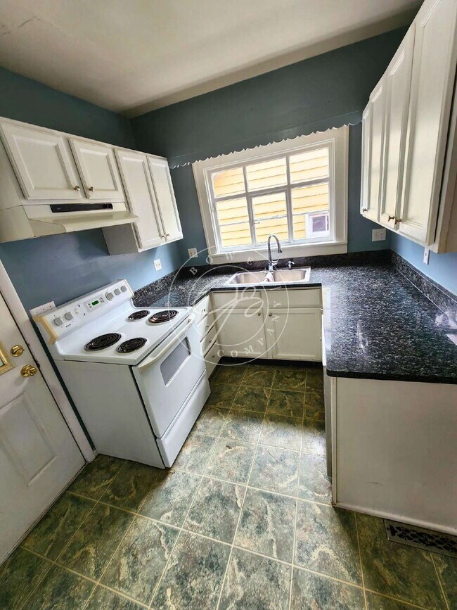 Building Photo - Charming 3-Bedroom Home with Spacious Rooms, Garage & Appliances Included!