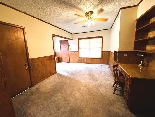 Building Photo - 3 Bedroom 1.5 Bath home w/fenced yard
