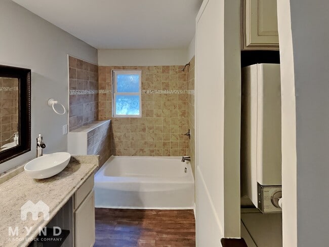 Building Photo - 305 S Spargo St