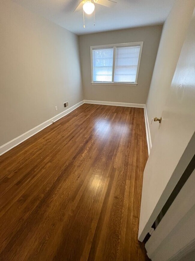 Building Photo - Duplex close to UNC Hospitals