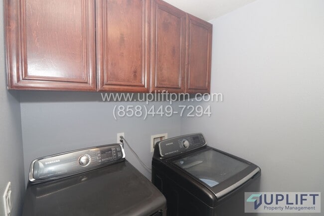 Building Photo - Beautiful 4BR/3BA Townhouse for Lease in Legacy Walk - Southcrest